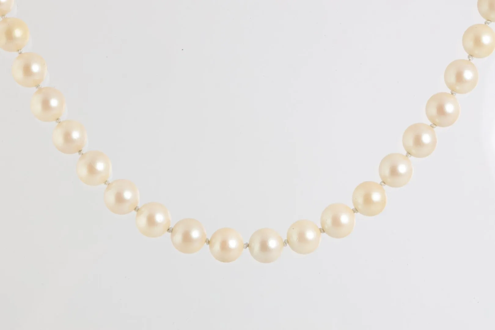 18" Mikimoto White Pearl Necklace (55.07g.)